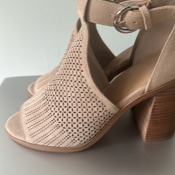 Marc Fisher Vixen peep toe sandal - Picture 2 of 6